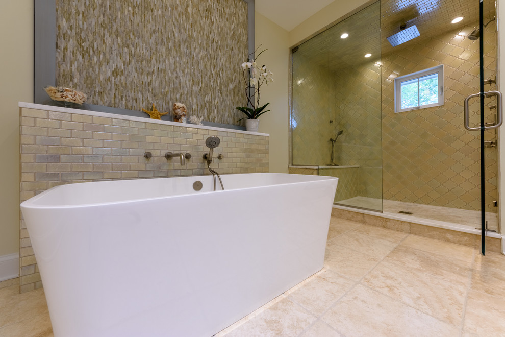 Идея дизайна: огромная главная ванная комната в стиле неоклассика (современная классика) с открытыми фасадами, зелеными фасадами, отдельно стоящей ванной, душем в нише, унитазом-моноблоком, зеленой плиткой, керамической плиткой, желтыми стенами, полом из травертина, настольной раковиной, мраморной столешницей, бежевым полом, душем с распашными дверями и белой столешницей