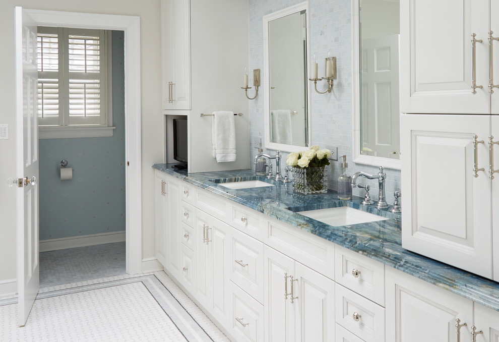 Пример оригинального дизайна: большая главная ванная комната в классическом стиле с фасадами с выступающей филенкой, белыми фасадами, синей плиткой, плиткой мозаикой, бежевыми стенами, полом из керамогранита, врезной раковиной, столешницей из гранита, белым полом и синей столешницей