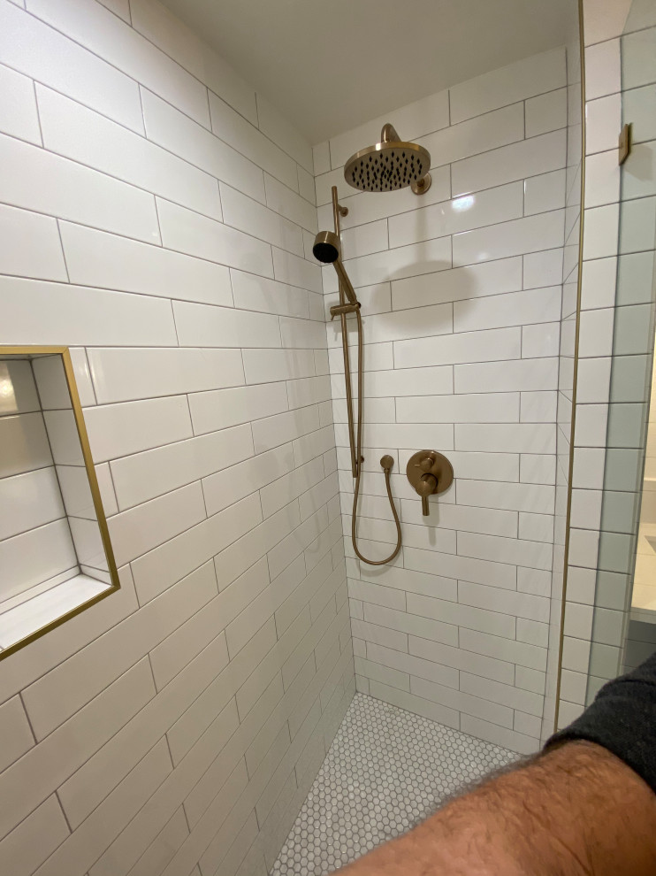 Пример оригинального дизайна: главная ванная комната среднего размера в стиле неоклассика (современная классика) с фасадами в стиле шейкер, темными деревянными фасадами, душем в нише, унитазом-моноблоком, желтой плиткой, керамогранитной плиткой, бежевыми стенами, полом из керамогранита, врезной раковиной, столешницей из искусственного кварца, серым полом, душем с распашными дверями и белой столешницей