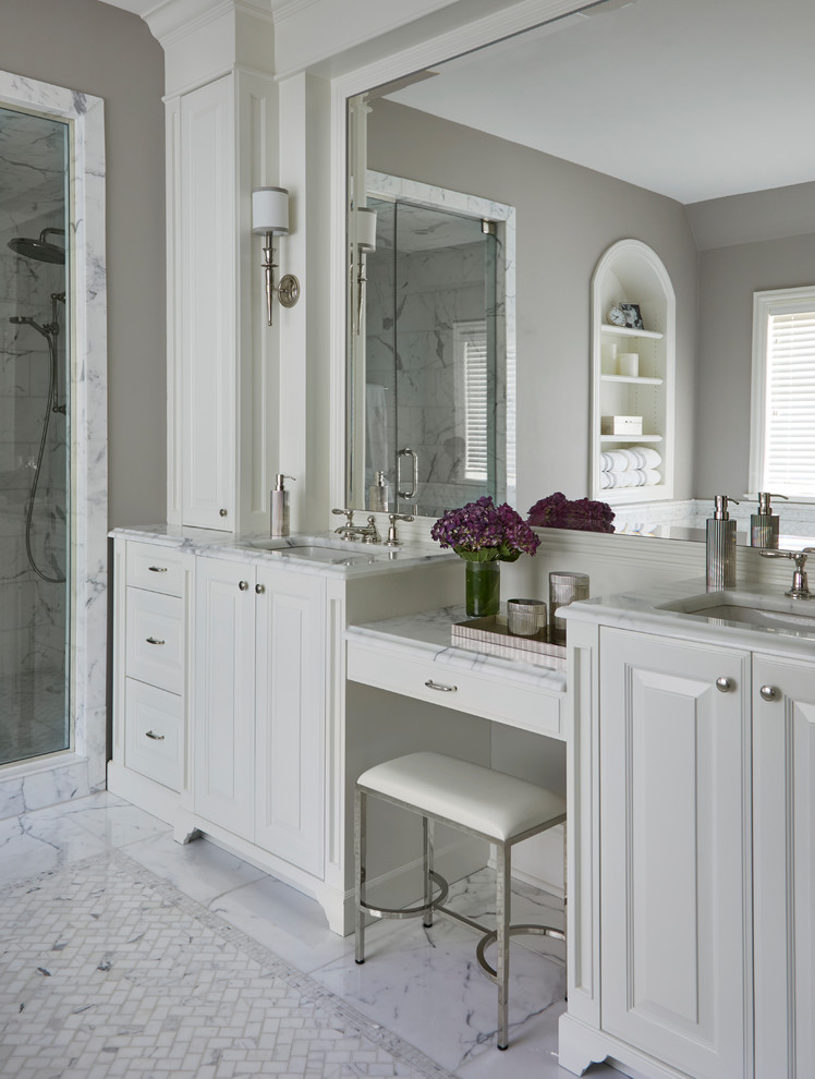 Foto på ett mellanstort vintage vit en-suite badrum, med luckor med upphöjd panel, vita skåp, en dusch i en alkov, marmorkakel, beige väggar, marmorgolv, ett undermonterad handfat, marmorbänkskiva, vitt golv och dusch med gångjärnsdörr