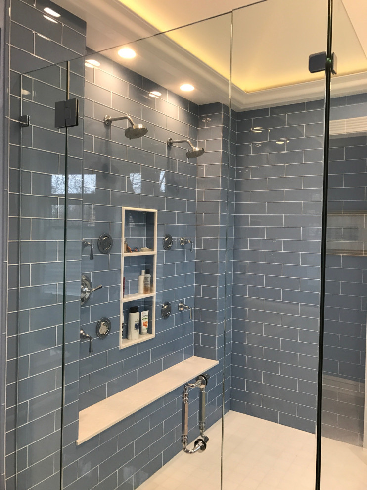Свежая идея для дизайна: большая главная ванная комната в стиле неоклассика (современная классика) с фасадами с утопленной филенкой, белыми фасадами, отдельно стоящей ванной, душем в нише, раздельным унитазом, синими стенами, врезной раковиной, столешницей из искусственного кварца, душем с распашными дверями, белой столешницей, мраморным полом и серым полом - отличное фото интерьера