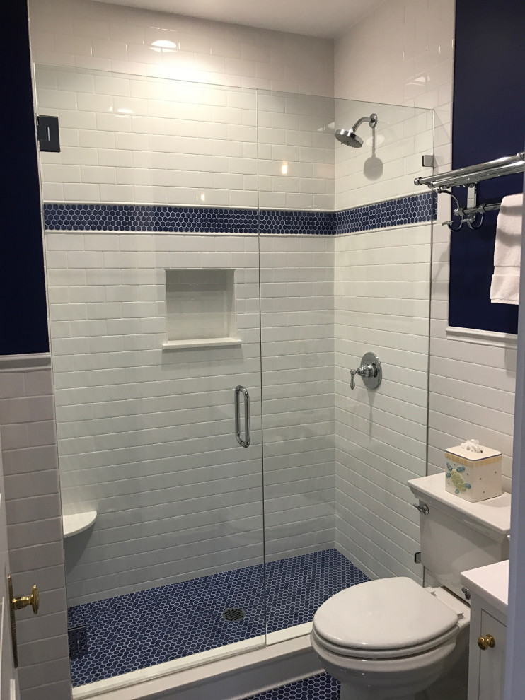 На фото: ванная комната среднего размера в стиле неоклассика (современная классика) с белыми фасадами, душем в нише, раздельным унитазом, синими стенами, полом из мозаичной плитки, душевой кабиной, столешницей из искусственного кварца, синим полом, душем с распашными дверями и белой столешницей