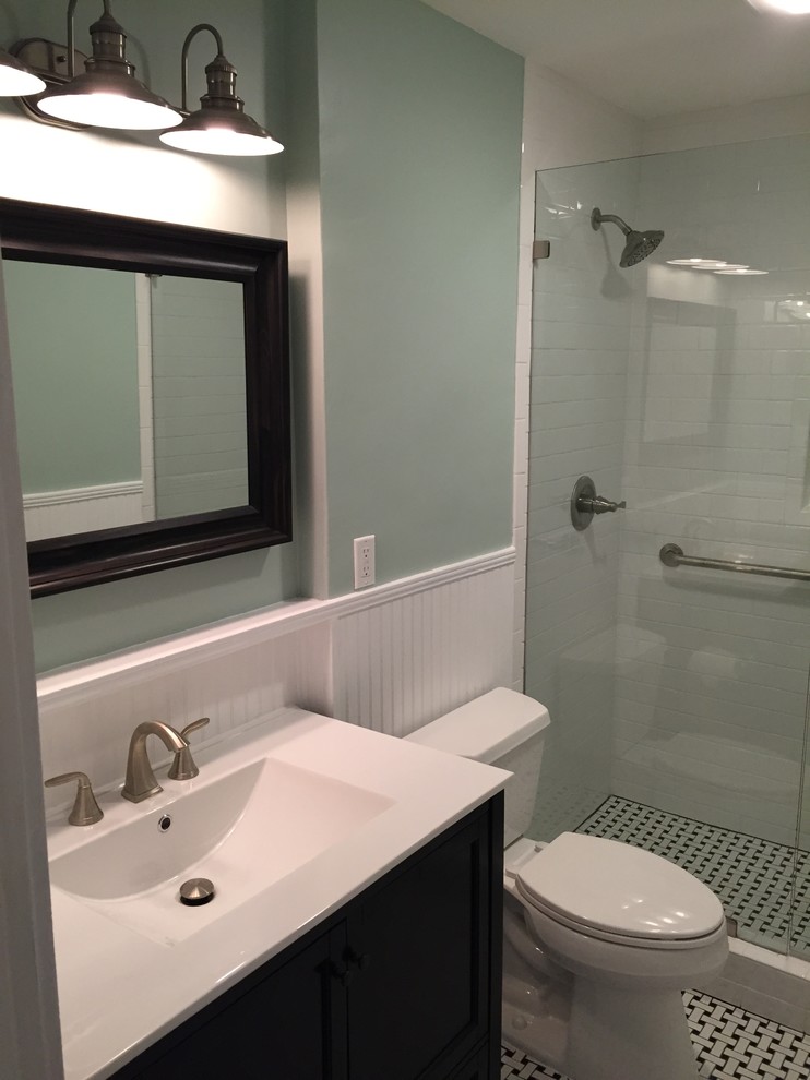 Esempio di una piccola stanza da bagno american style con ante in stile shaker e piastrelle bianche