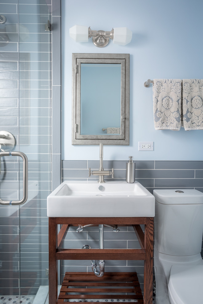 На фото: ванная комната в классическом стиле с открытыми фасадами, раздельным унитазом, синими стенами и накладной раковиной с