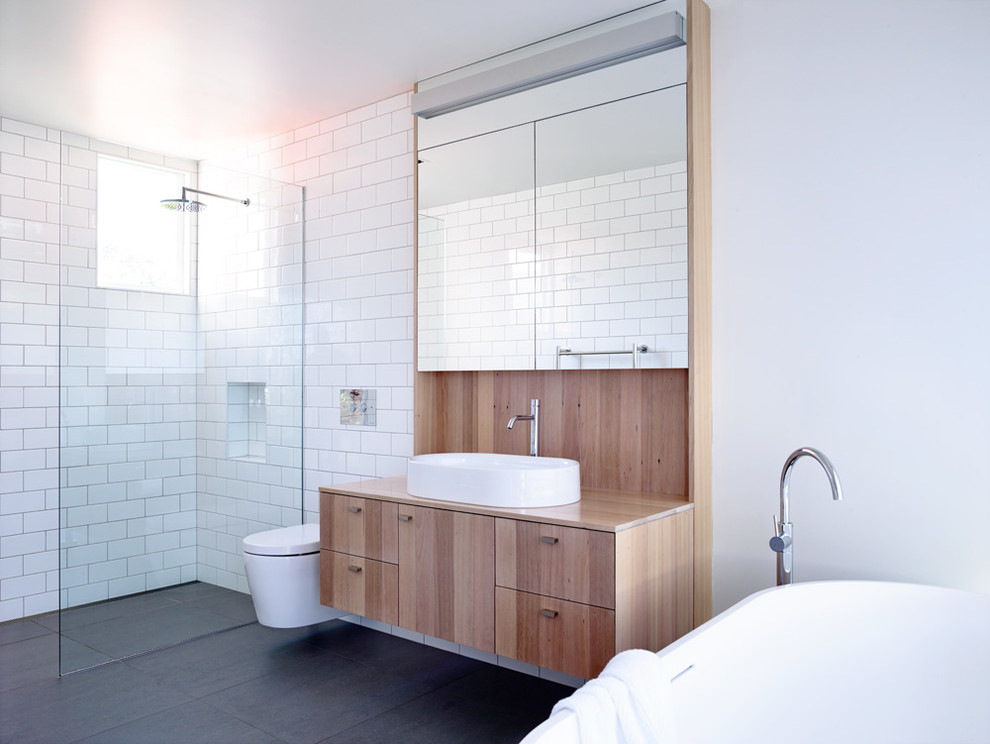 На фото: ванная комната в современном стиле с настольной раковиной, открытым душем, белой плиткой, открытым душем и окном