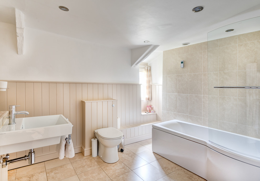 Стильный дизайн: большая ванная комната в стиле кантри с подвесной раковиной, отдельно стоящей ванной, душем над ванной, унитазом-моноблоком и белыми стенами - последний тренд