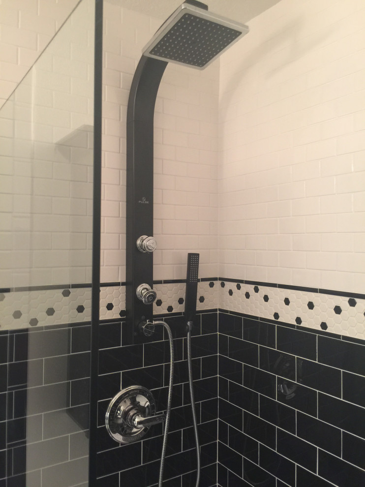 Идея дизайна: ванная комната среднего размера в стиле фьюжн с фасадами в стиле шейкер, черными фасадами, открытым душем, раздельным унитазом, черно-белой плиткой, керамической плиткой, белыми стенами, полом из керамической плитки, душевой кабиной, врезной раковиной, столешницей из искусственного камня, черным полом, открытым душем, белой столешницей, нишей, тумбой под одну раковину и встроенной тумбой
