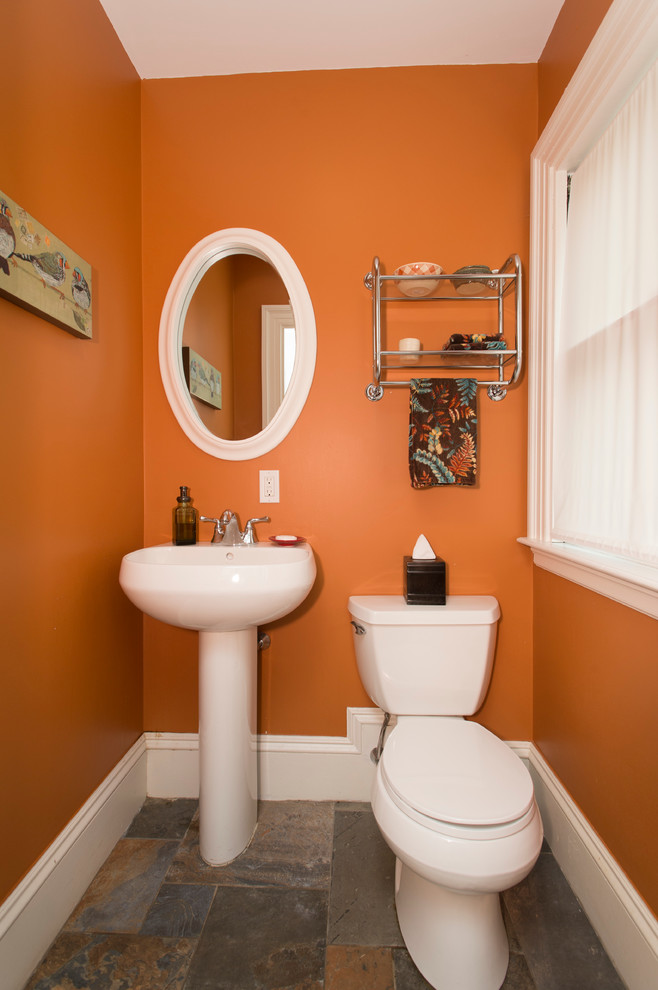 Свежая идея для дизайна: маленькая ванная комната в стиле неоклассика (современная классика) с раздельным унитазом, серой плиткой, оранжевыми стенами, полом из керамической плитки, душевой кабиной и раковиной с пьедесталом для на участке и в саду - отличное фото интерьера
