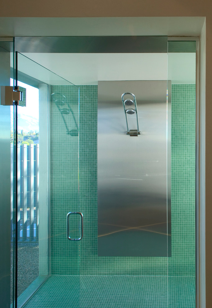Foto de cuarto de baño minimalista con ducha empotrada, baldosas y/o azulejos verdes, baldosas y/o azulejos en mosaico y suelo con mosaicos de baldosas