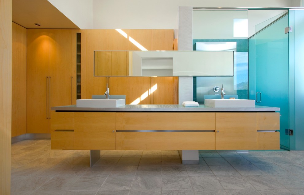 Идея дизайна: ванная комната в стиле модернизм с настольной раковиной, плоскими фасадами, светлыми деревянными фасадами, душем без бортиков, синей плиткой и столешницей из плитки