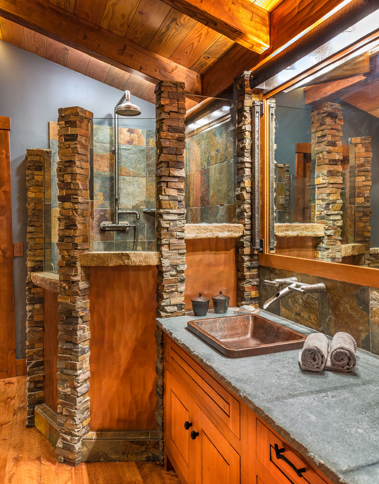 Uriges Badezimmer mit Schrankfronten mit vertiefter Füllung, hellbraunen Holzschränken, Eckdusche, Steinfliesen, Einbauwaschbecken, farbigen Fliesen und braunem Holzboden in Denver