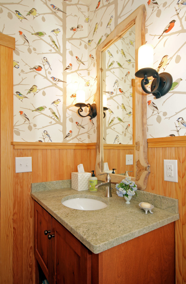 Imagen de cuarto de baño de estilo americano pequeño con armarios con paneles empotrados y puertas de armario de madera en tonos medios