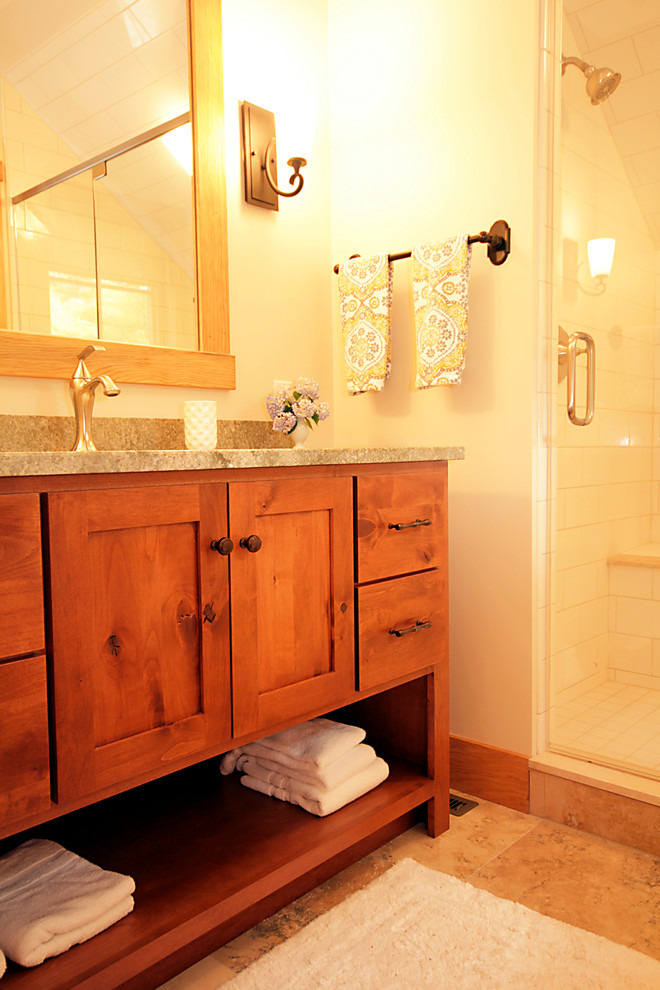 Идея дизайна: ванная комната среднего размера в стиле кантри с фасадами с утопленной филенкой и темными деревянными фасадами