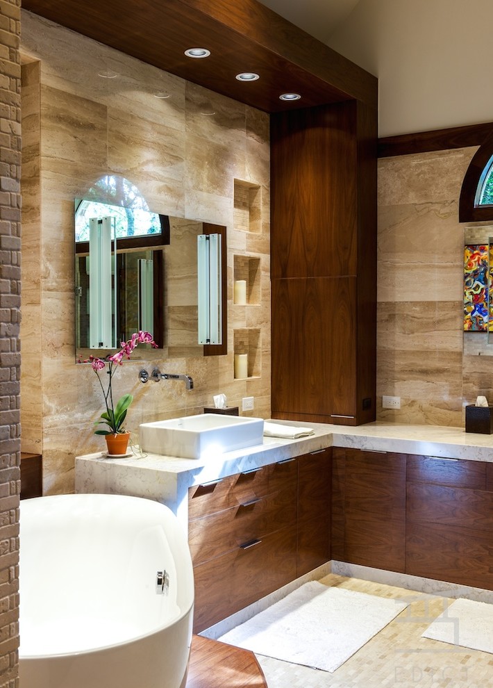 Idées déco pour une salle de bain principale moderne en bois brun de taille moyenne avec un lavabo suspendu, un placard à porte plane, un plan de toilette en quartz modifié, une baignoire indépendante, une douche d'angle, WC suspendus, un carrelage beige, un carrelage de pierre, un mur beige et un sol en marbre.