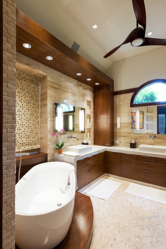 Aménagement d'une salle de bain principale moderne en bois brun de taille moyenne avec un lavabo suspendu, un placard à porte plane, un plan de toilette en quartz modifié, une baignoire indépendante, une douche d'angle, WC suspendus, un carrelage beige, un carrelage de pierre, un mur beige et un sol en marbre.