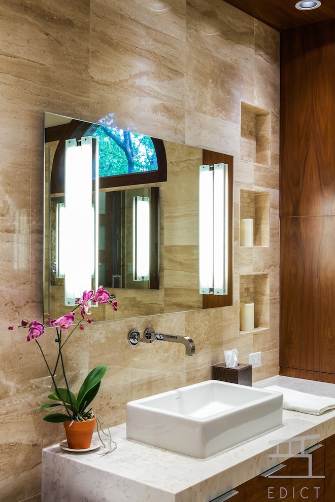 Idéer för ett mellanstort modernt en-suite badrum, med ett väggmonterat handfat, släta luckor, skåp i mellenmörkt trä, bänkskiva i kvarts, ett fristående badkar, en hörndusch, en vägghängd toalettstol, beige kakel, stenkakel, beige väggar och marmorgolv