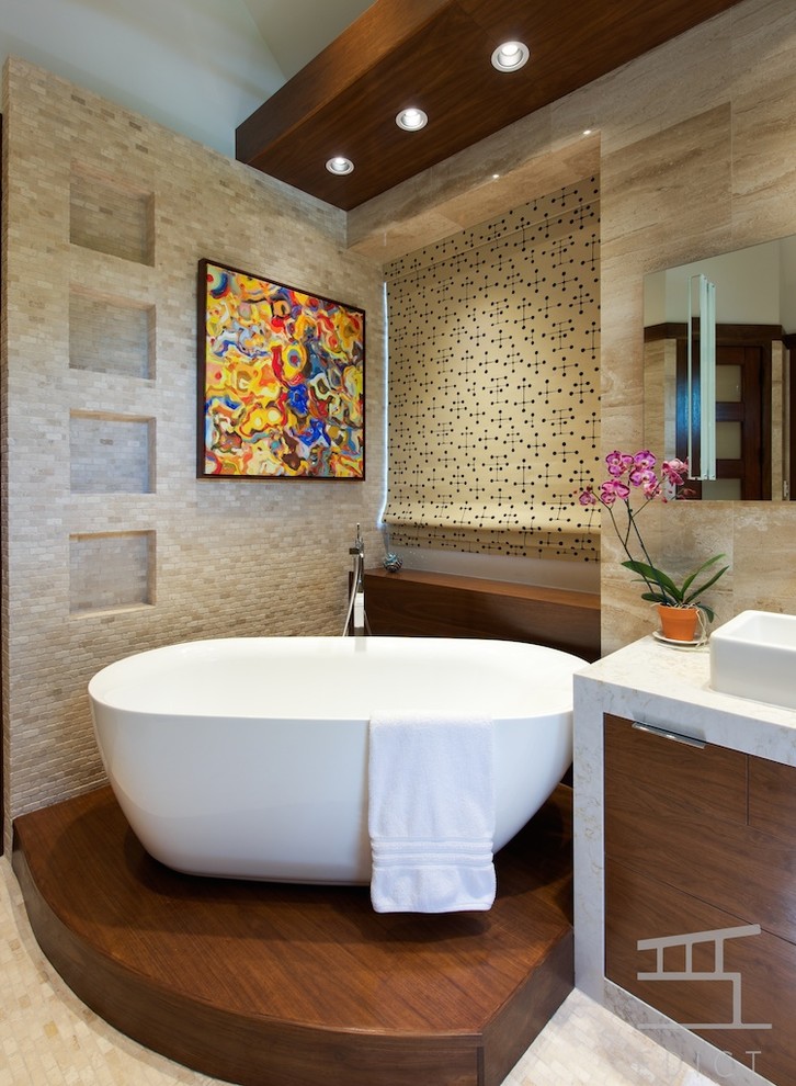 Exemple d'une salle de bain principale moderne en bois brun de taille moyenne avec un lavabo suspendu, un placard à porte plane, un plan de toilette en quartz modifié, une baignoire indépendante, une douche d'angle, WC suspendus, un carrelage beige, un carrelage de pierre, un mur beige et un sol en marbre.