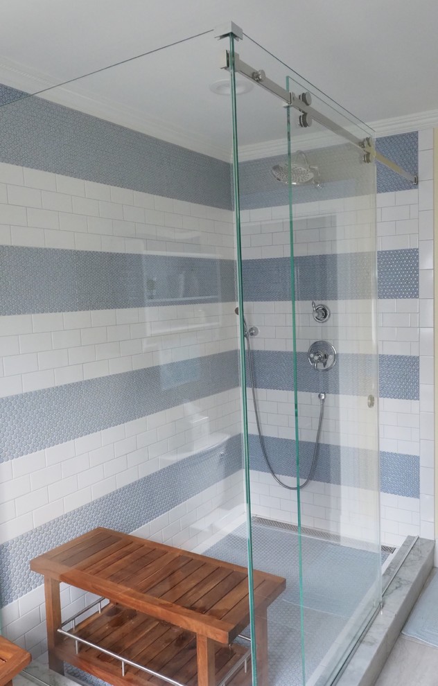 Foto di una stanza da bagno classica di medie dimensioni con doccia ad angolo, piastrelle bianche, piastrelle diamantate, pavimento con piastrelle in ceramica, pavimento grigio e porta doccia scorrevole
