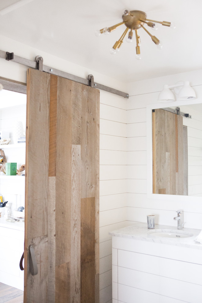 Inspiration för mellanstora klassiska badrum med dusch, med släta luckor, vita skåp, vita väggar, marmorbänkskiva och ett undermonterad handfat