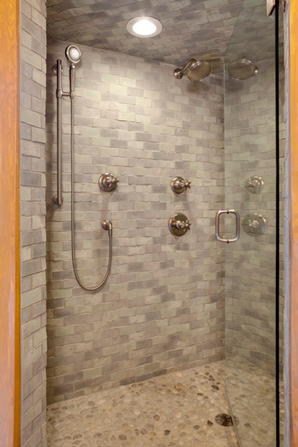 Foto de cuarto de baño principal rústico grande con armarios con paneles empotrados, puertas de armario de madera en tonos medios, bañera con patas, lavabo bajoencimera y ducha empotrada