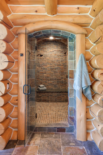 Foto di una grande stanza da bagno padronale stile rurale con vasca freestanding e doccia alcova
