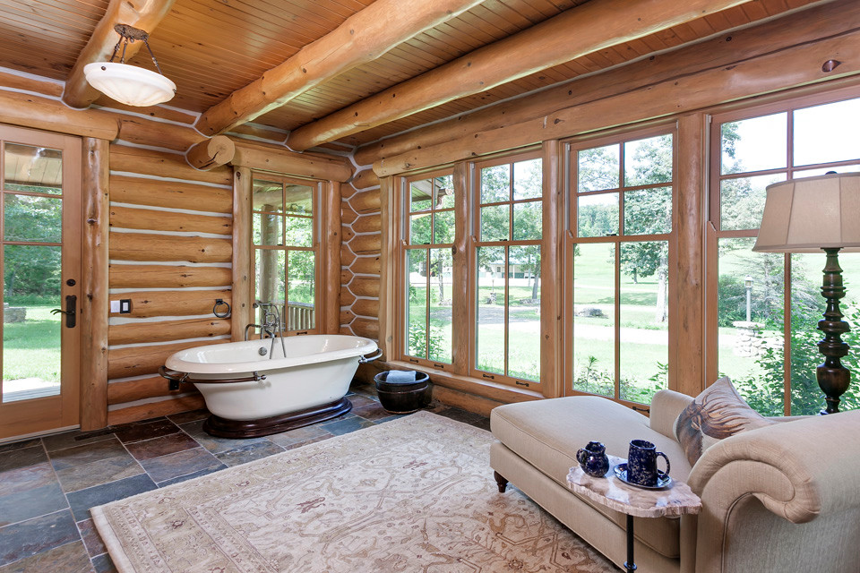 Immagine di una grande stanza da bagno padronale stile rurale con vasca freestanding, doccia alcova, WC monopezzo e lavabo da incasso