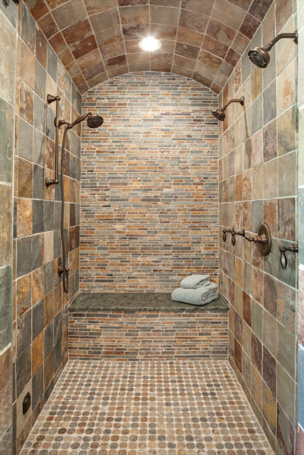 Inspiration för ett stort rustikt en-suite badrum, med en dusch i en alkov