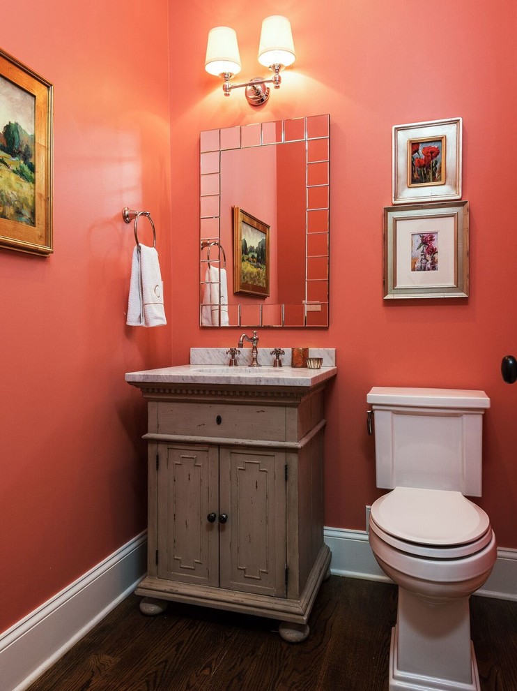 На фото: ванная комната среднего размера в классическом стиле с фасадами островного типа, бежевыми фасадами, раздельным унитазом, красными стенами, темным паркетным полом, душевой кабиной, врезной раковиной, мраморной столешницей и коричневым полом