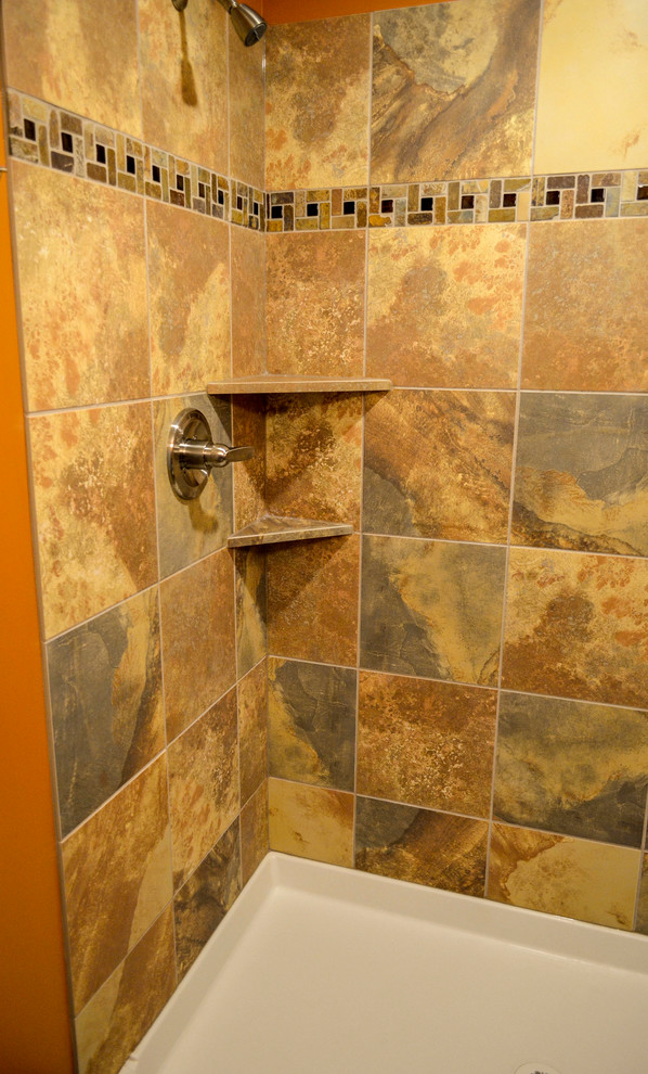 Réalisation d'une salle de bain minimaliste en bois clair de taille moyenne avec un lavabo intégré, un placard à porte shaker, un plan de toilette en béton, un carrelage multicolore, des carreaux de béton, un mur orange et sol en béton ciré.