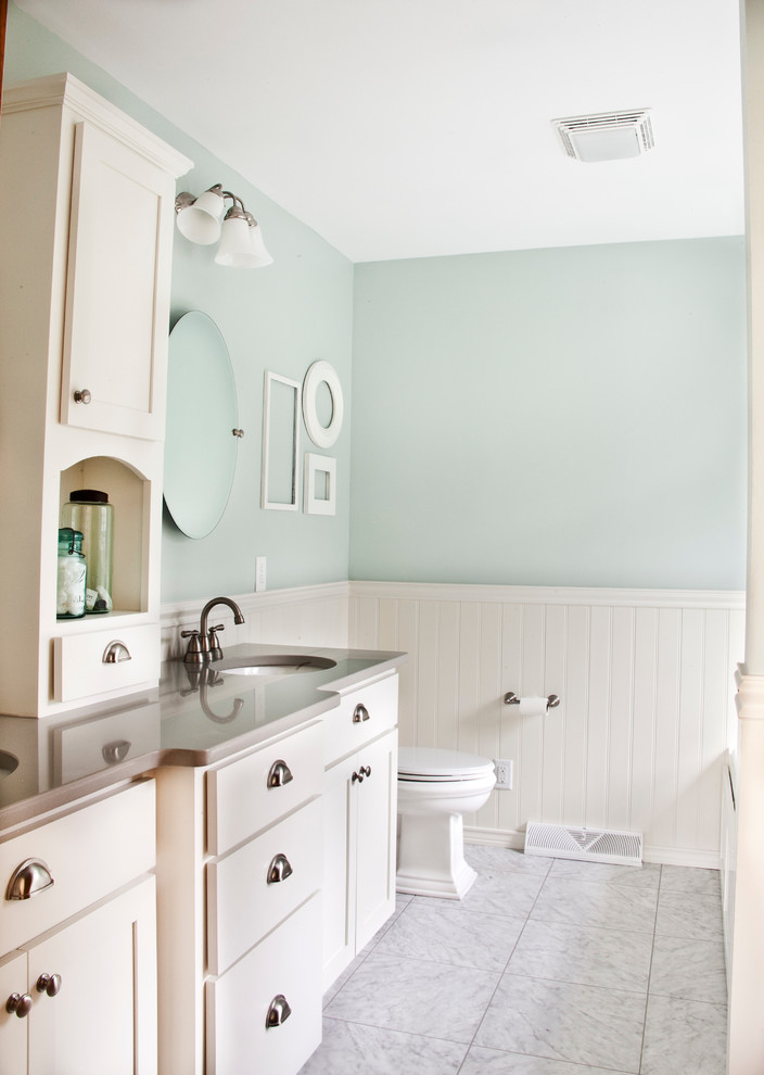 Esempio di una stanza da bagno classica con ante in stile shaker, ante bianche, vasca ad alcova, doccia alcova, WC a due pezzi, piastrelle bianche, piastrelle in ceramica, pareti blu, pavimento in marmo e lavabo sottopiano