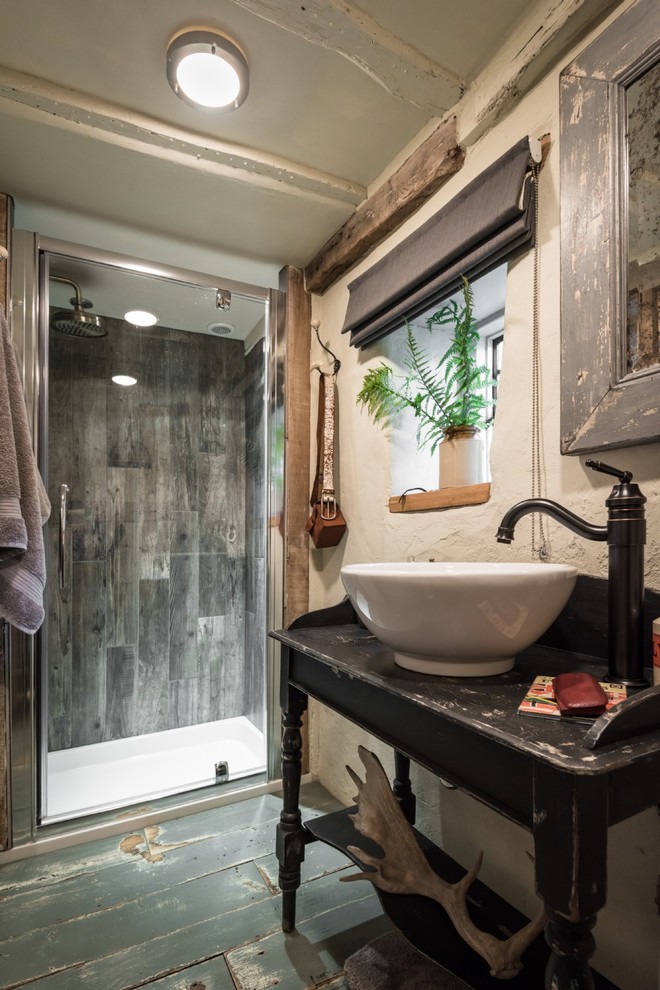 Exempel på ett mellanstort rustikt badrum, med en kantlös dusch, beige väggar, målat trägolv, ett fristående handfat, blått golv och dusch med gångjärnsdörr