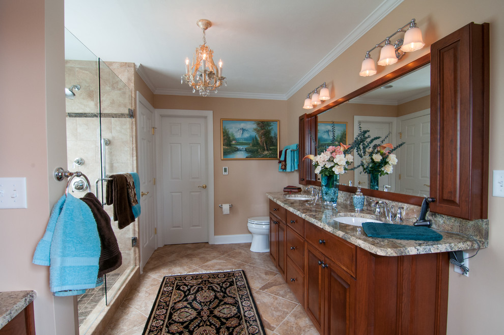 Klassisches Badezimmer mit braunen Fliesen und Keramikfliesen in Sonstige