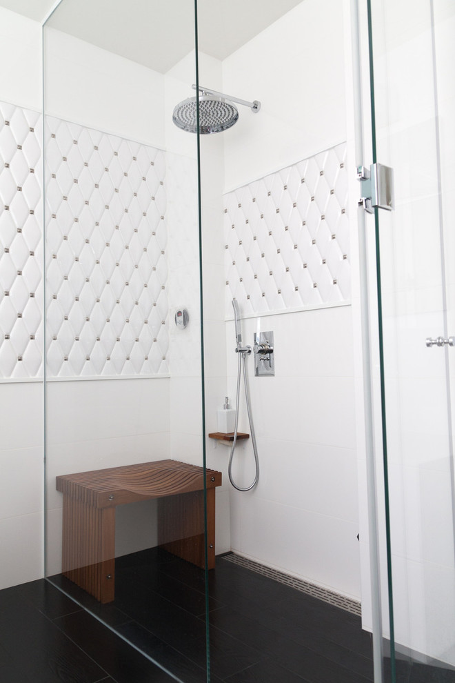 Foto på ett funkis badrum, med en hörndusch och vit kakel