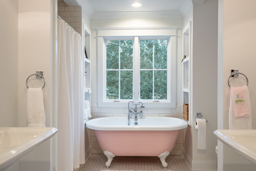 Idéer för vintage badrum, med ett badkar med tassar, vit kakel, tunnelbanekakel, vita väggar och vitt golv
