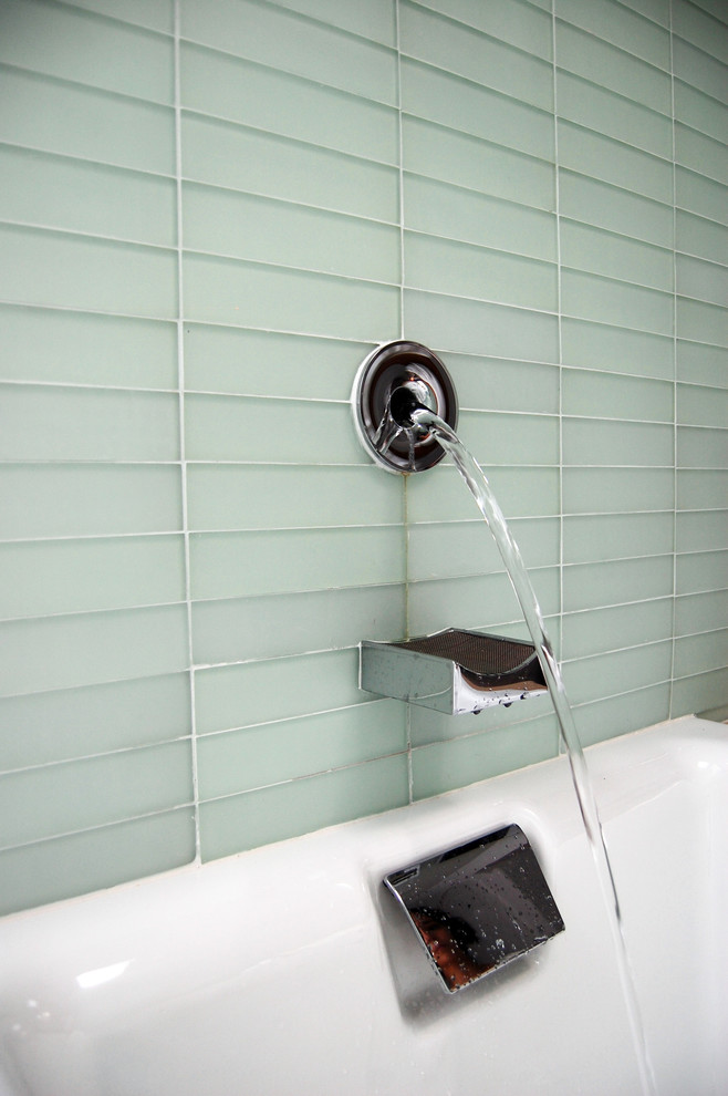 На фото: главная ванная комната в стиле модернизм с накладной ванной, стеклянной плиткой и белыми стенами с