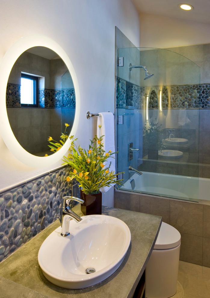 Esempio di una grande stanza da bagno padronale rustica con lavabo da incasso, vasca da incasso, vasca/doccia, WC monopezzo e pareti bianche