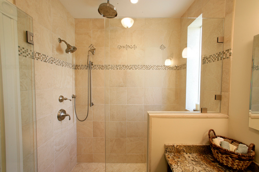 Foto di una stanza da bagno padronale classica di medie dimensioni con doccia alcova, piastrelle beige, piastrelle in gres porcellanato, pareti beige e pavimento in gres porcellanato
