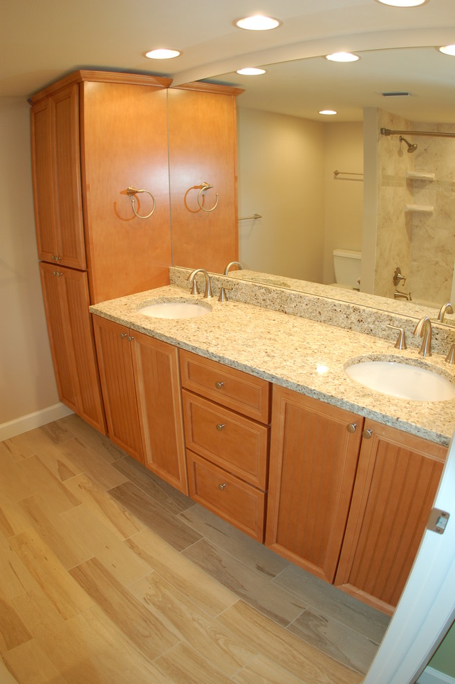 Inspiration för ett mellanstort vintage en-suite badrum, med luckor med infälld panel, skåp i mellenmörkt trä, beige väggar, klinkergolv i porslin, ett undermonterad handfat, granitbänkskiva och brunt golv