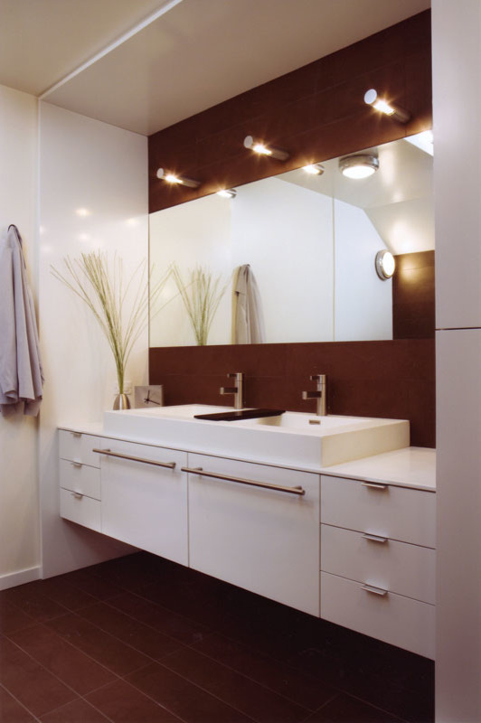 Свежая идея для дизайна: большая главная ванная комната в современном стиле с плоскими фасадами, белыми фасадами, белыми стенами, темным паркетным полом, настольной раковиной и белой столешницей - отличное фото интерьера