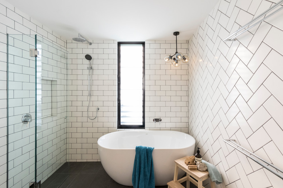 Idee per una stanza da bagno padronale design di medie dimensioni con vasca freestanding, doccia aperta, WC sospeso, piastrelle bianche, piastrelle diamantate, lavabo sospeso, top in legno e doccia aperta