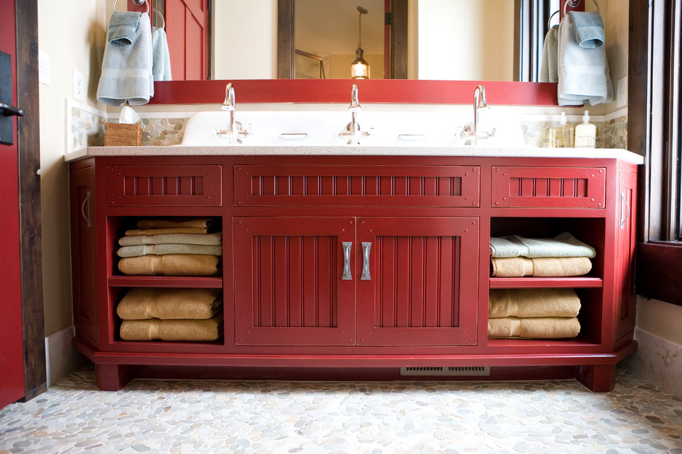Exempel på ett mellanstort rustikt badrum, med ett undermonterad handfat, luckor med infälld panel, röda skåp, bänkskiva i kvarts, flerfärgad kakel, kakel i småsten, beige väggar och klinkergolv i småsten