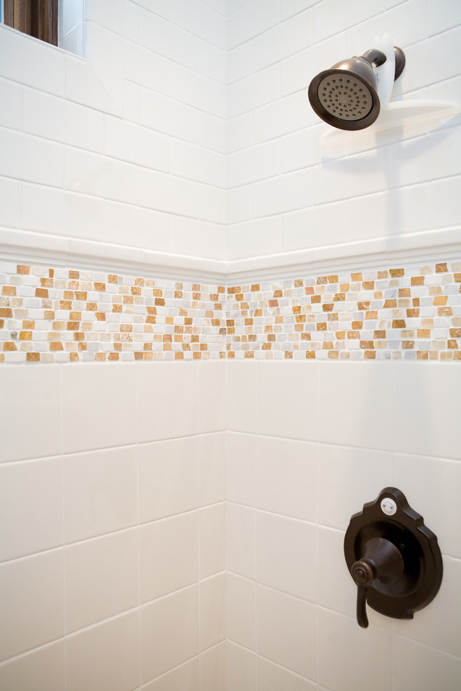 Ispirazione per una stanza da bagno rustica di medie dimensioni con doccia alcova, piastrelle bianche, piastrelle diamantate, pareti bianche e pavimento con piastrelle in ceramica