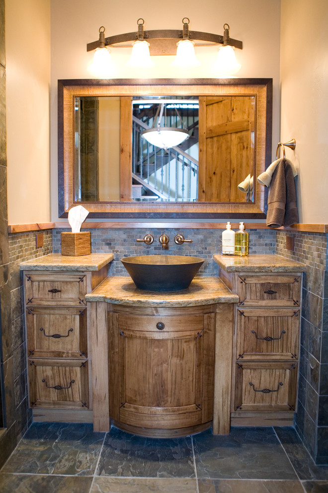 Rustik inredning av ett mellanstort badrum med dusch, med ett fristående handfat, skåp i mellenmörkt trä, beige väggar, bänkskiva i kvarts, stenkakel, skiffergolv, grå kakel och skåp i shakerstil