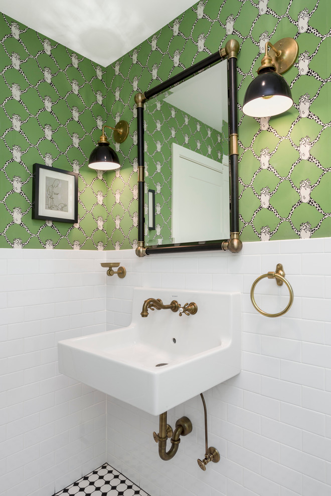 Пример оригинального дизайна: маленькая ванная комната в классическом стиле с белой плиткой, керамической плиткой, зелеными стенами, полом из керамической плитки и подвесной раковиной для на участке и в саду