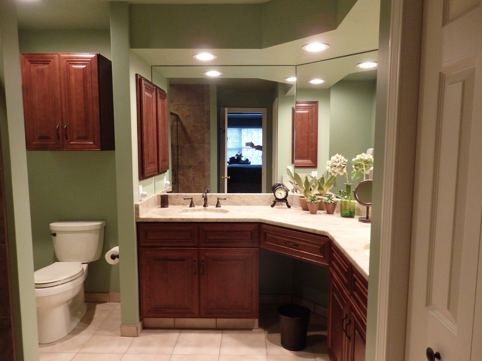 Foto di una stanza da bagno con doccia tradizionale con doccia alcova e piastrelle in ceramica