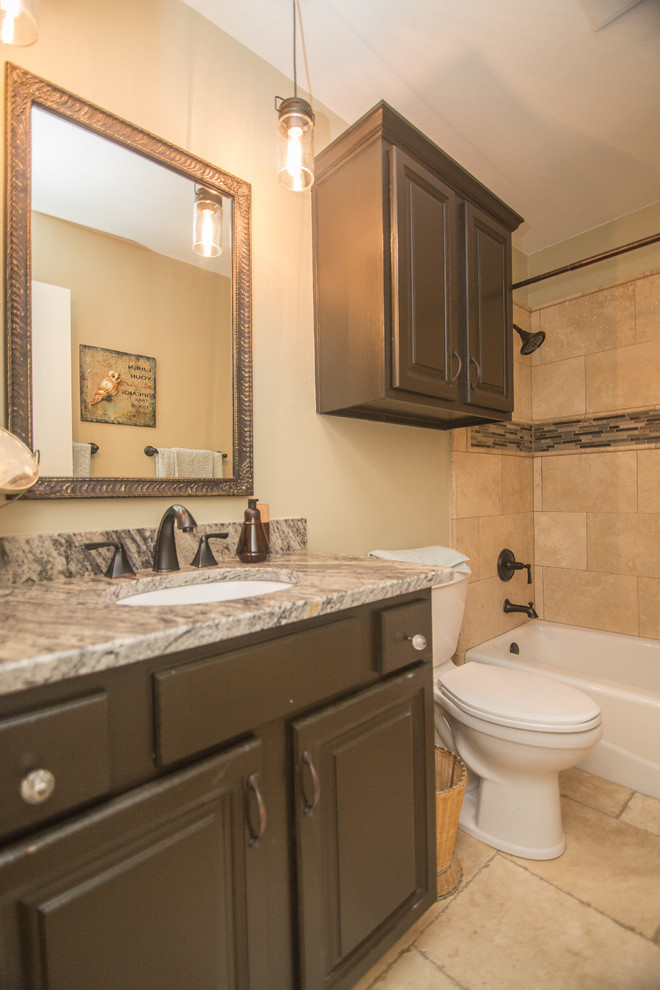 Foto de cuarto de baño rural de tamaño medio con bañera encastrada, baldosas y/o azulejos beige y aseo y ducha