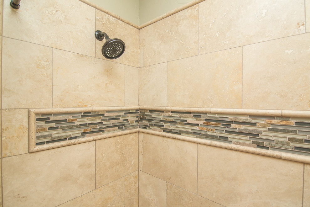 Ejemplo de cuarto de baño rústico de tamaño medio con bañera encastrada, baldosas y/o azulejos beige y aseo y ducha