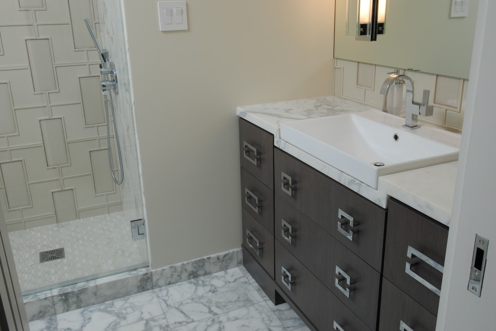 Cette image montre une salle de bain vintage avec un plan vasque, un placard en trompe-l'oeil, WC suspendus, un carrelage de pierre et un sol en marbre.