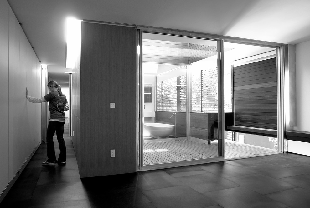 Ispirazione per una grande stanza da bagno minimalista con lavabo rettangolare, vasca freestanding, doccia aperta e pavimento in legno massello medio