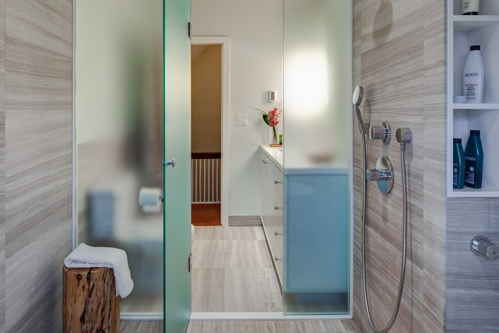 Exempel på ett litet modernt badrum med dusch, med släta luckor, ett undermonterad handfat, blå skåp, bänkskiva i kvarts, ett fristående badkar, en öppen dusch, en toalettstol med separat cisternkåpa, grå kakel, vita väggar, travertin golv och dusch med gångjärnsdörr